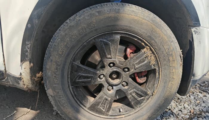 2013 Mahindra XUV500 W8, Diesel, Manual, 1,34,127 km, tyre