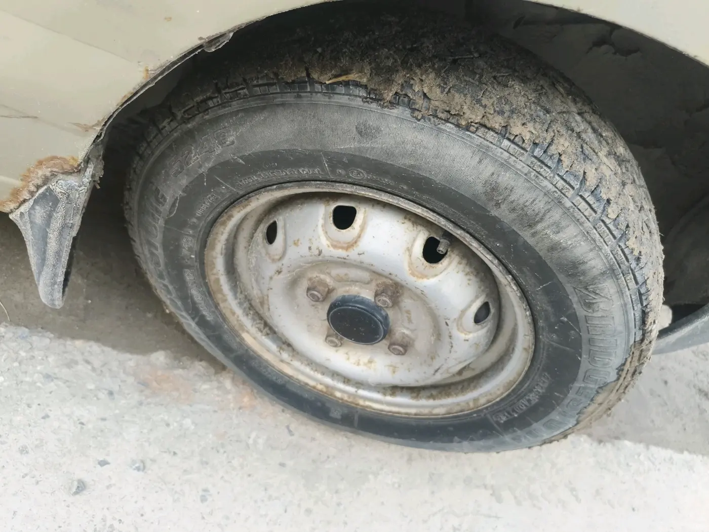 2011 Maruti Alto LXI, CNG, Manual, 1,66,023 km, tyre