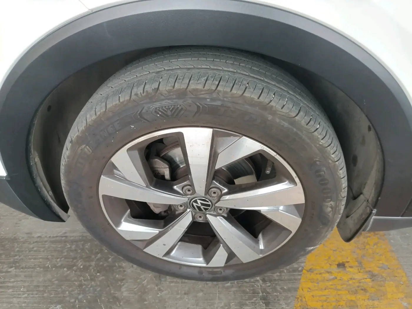 2023 Volkswagen TAIGUN TOPLINE 1.0 TSI MT, Petrol, Manual, 74,381 km, tyre