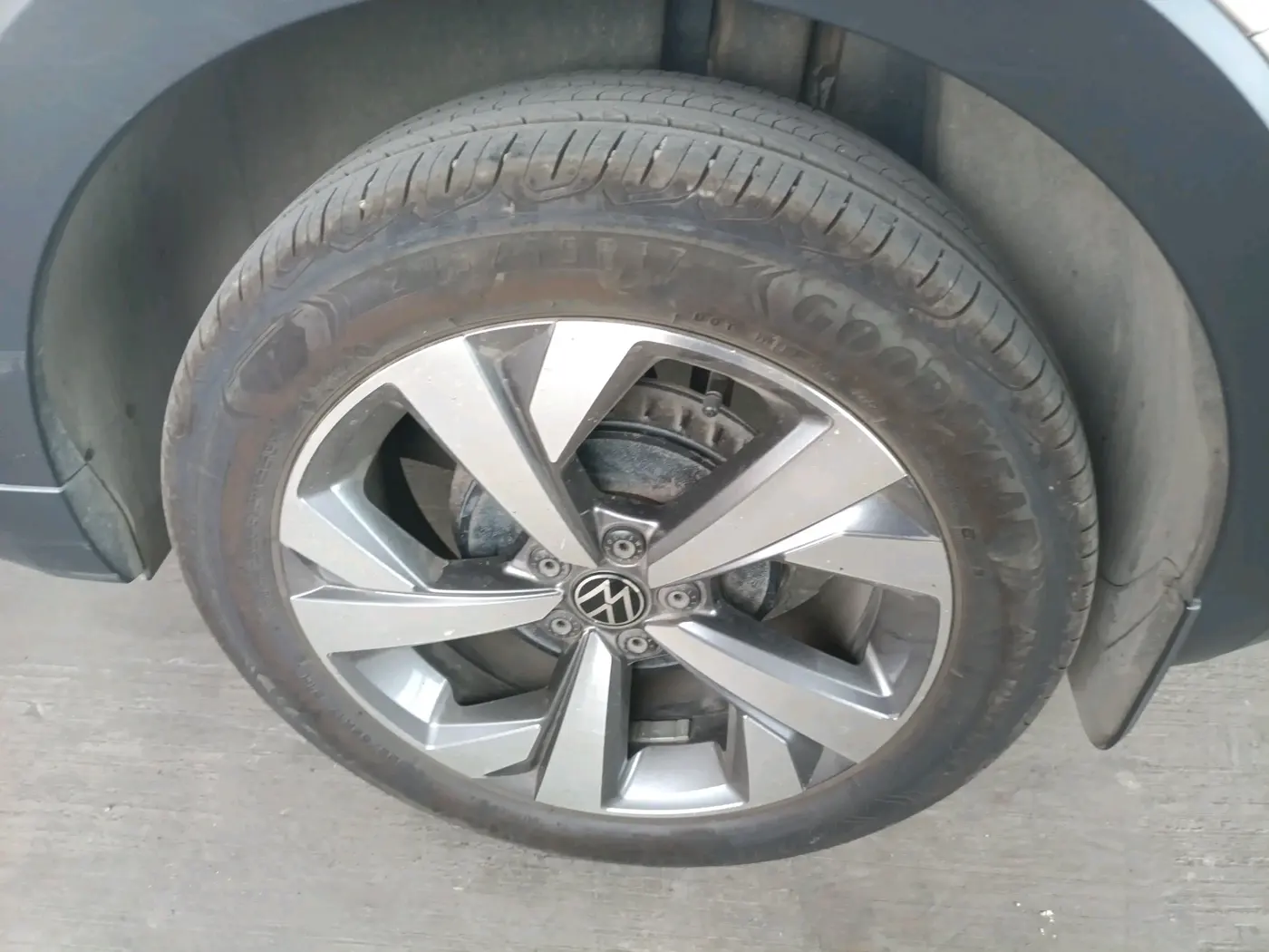2023 Volkswagen TAIGUN TOPLINE 1.0 TSI MT, Petrol, Manual, 74,381 km, tyre