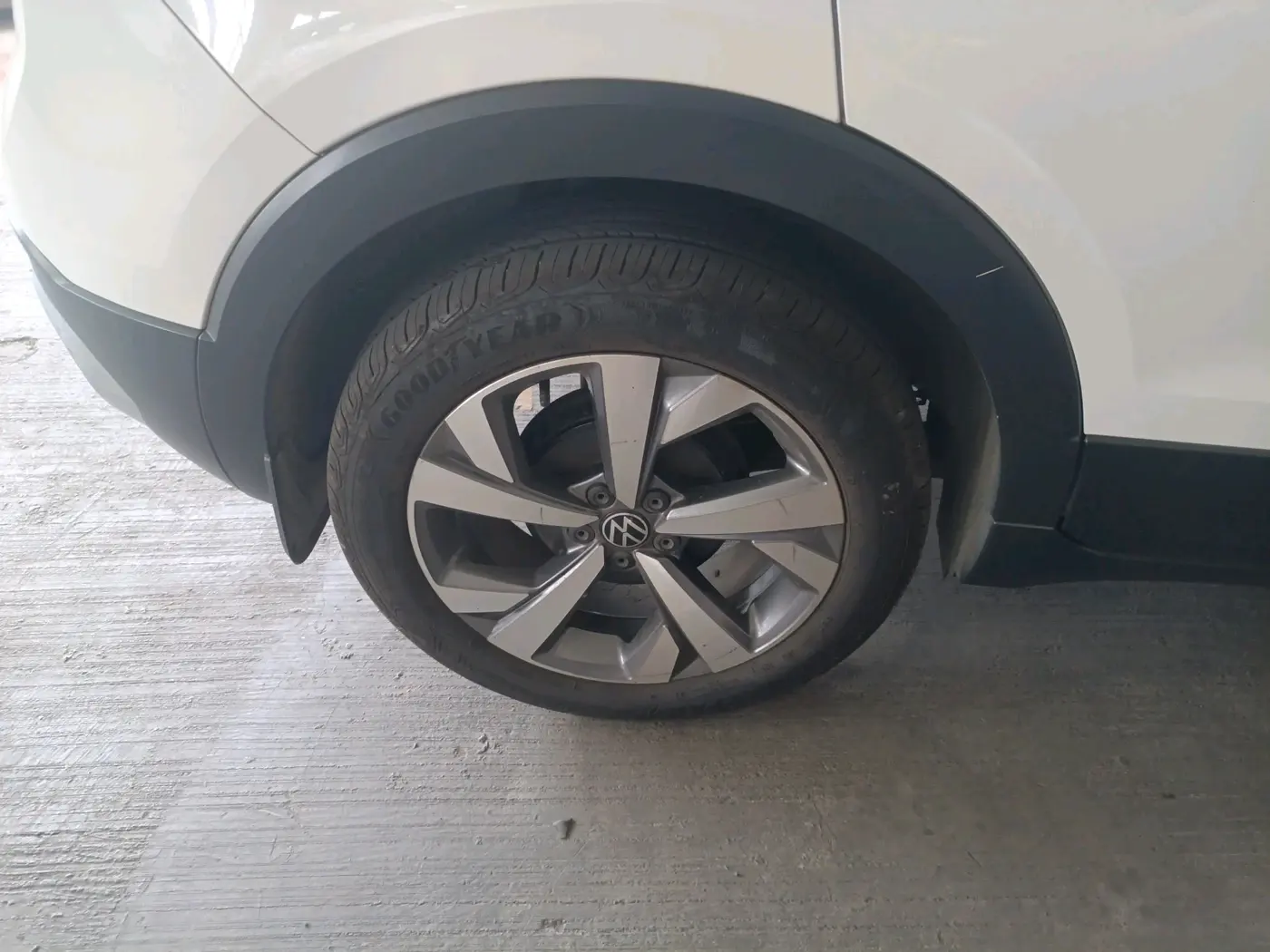 2023 Volkswagen TAIGUN TOPLINE 1.0 TSI MT, Petrol, Manual, 74,381 km, tyre