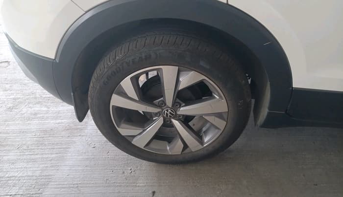 2023 Volkswagen TAIGUN TOPLINE 1.0 TSI MT, Petrol, Manual, 74,381 km, tyre