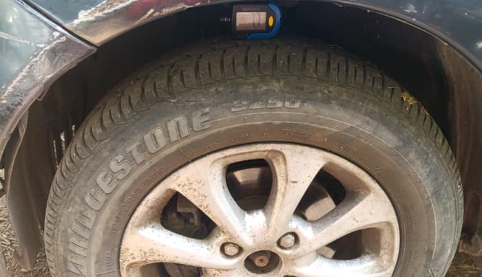 2012 Ford Figo TITANIUM 1.4 DIESEL, Diesel, Manual, 2,09,594 km, tyre