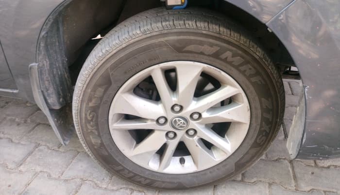 2017 Toyota Innova Crysta 2.4 GX 8 STR, Diesel, Manual, 1,54,955 km, tyre