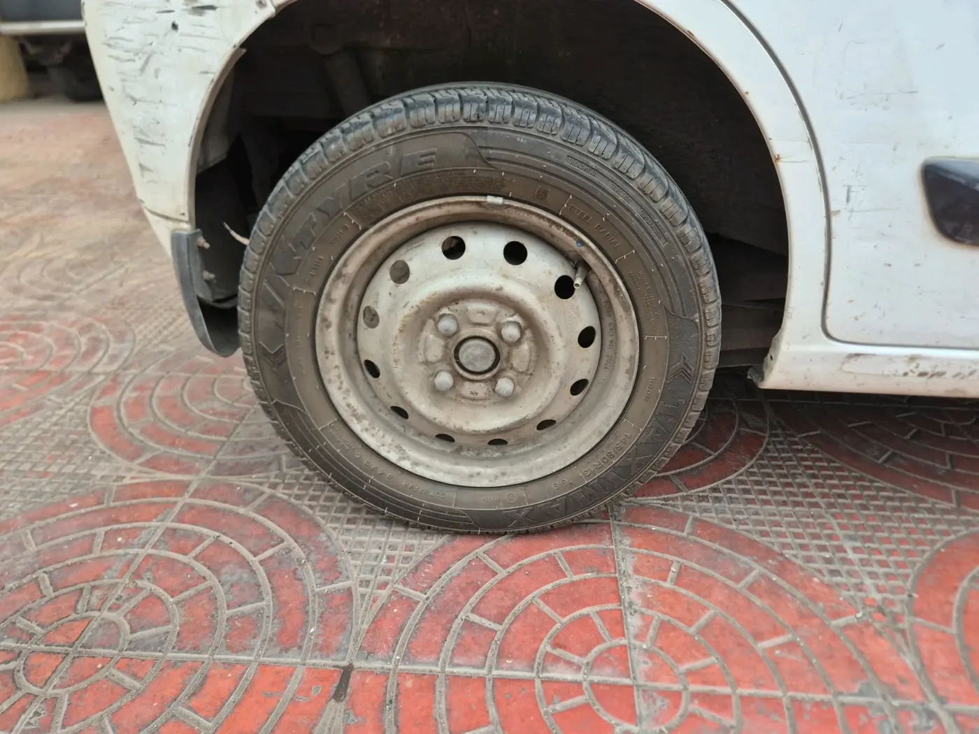 2017 Maruti Wagon R 1.0 LXI CNG, CNG, Manual, 3,01,524 km, tyre