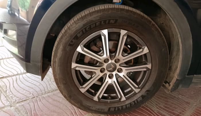 2022 Mahindra XUV700 AX 7 LUXURY D AT 7 STR, Diesel, Automatic, 85,127 km, tyre