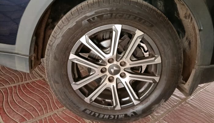 2022 Mahindra XUV700 AX 7 LUXURY D AT 7 STR, Diesel, Automatic, 85,127 km, tyre