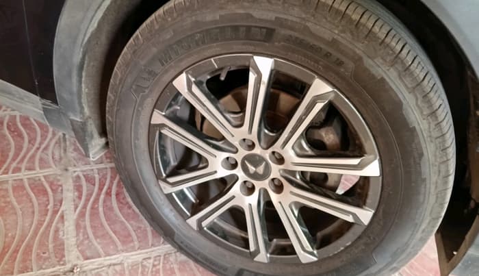 2022 Mahindra XUV700 AX 7 LUXURY D AT 7 STR, Diesel, Automatic, 85,127 km, tyre