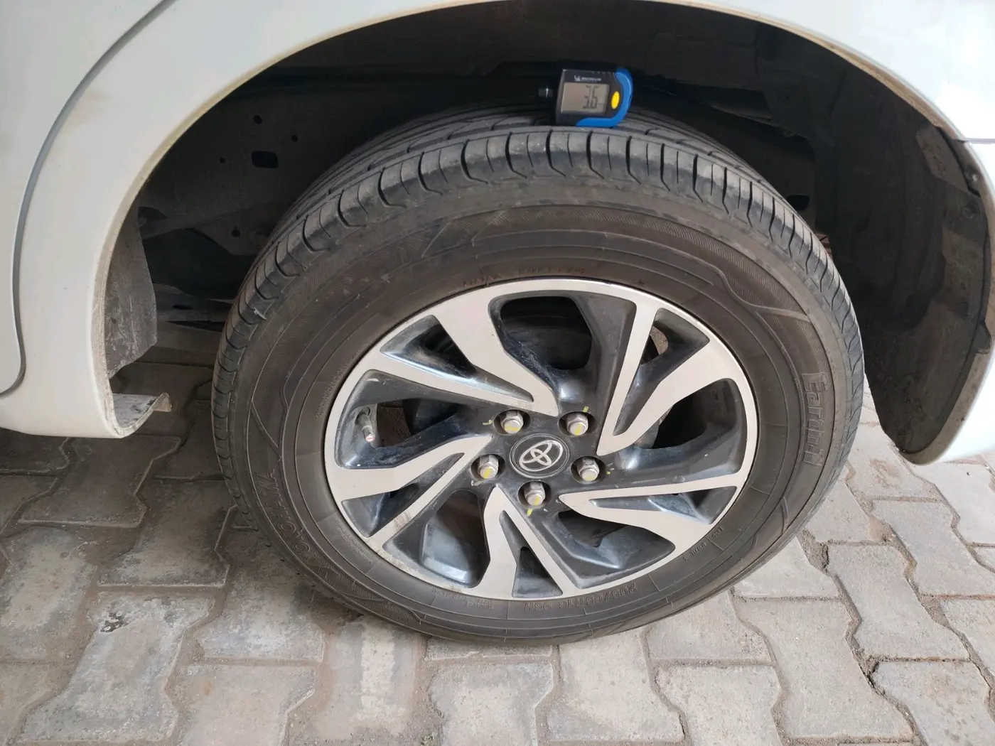 2022 Toyota Innova Crysta 2.7 VX 7 STR, Petrol, Manual, 53,921 km, tyre