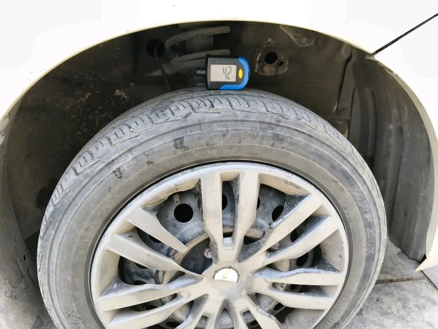 2014 Maruti Wagon R 1.0 VXI, CNG, Manual, 1,78,000 km, tyre