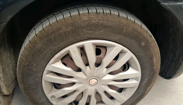 2010 Ford Fiesta ZXI 1.4 DIESEL, Diesel, Manual, 1,53,205 km, tyre
