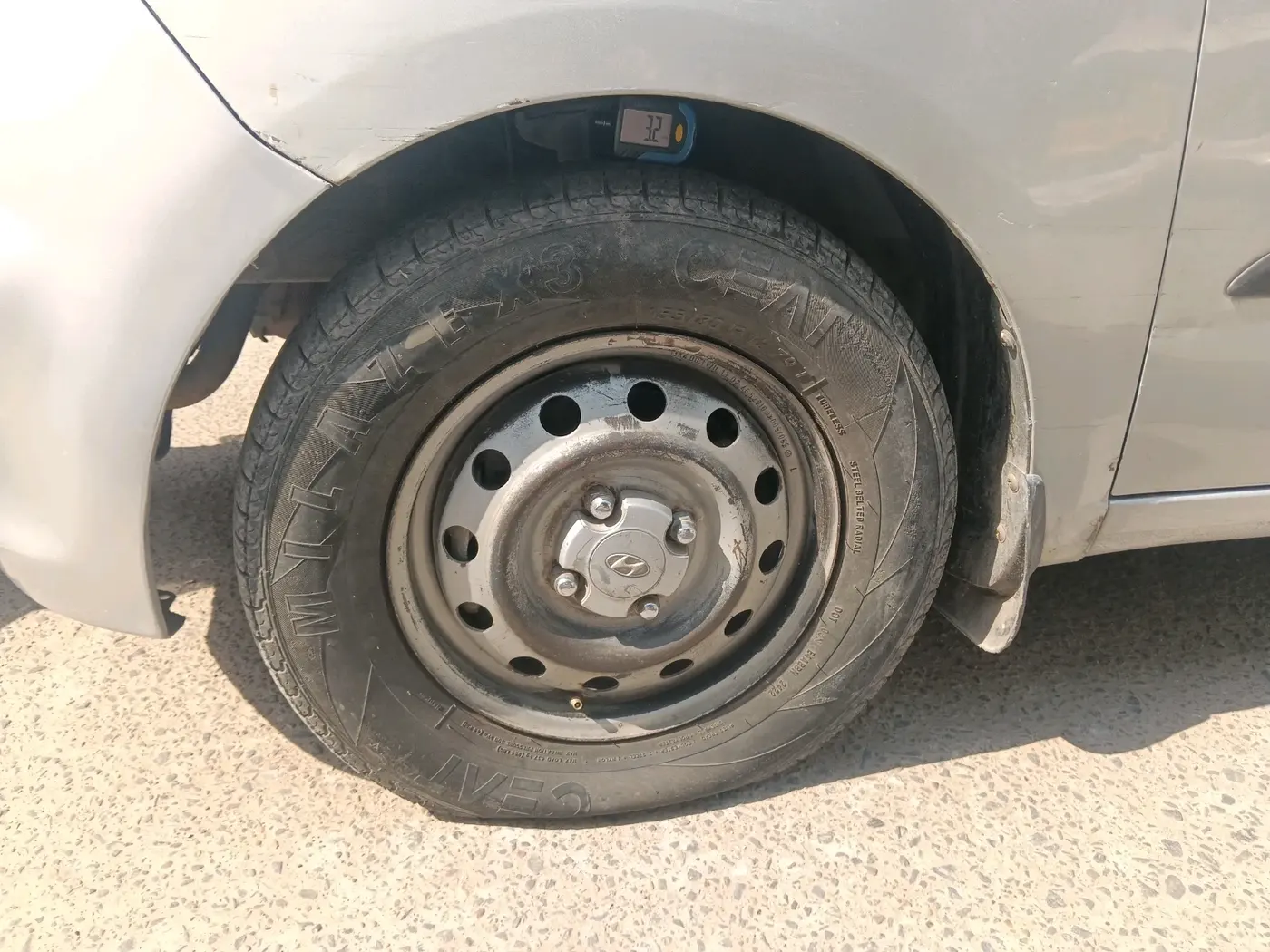 2013 Hyundai i10 ERA 1.1, CNG, Manual, 1,29,488 km, tyre