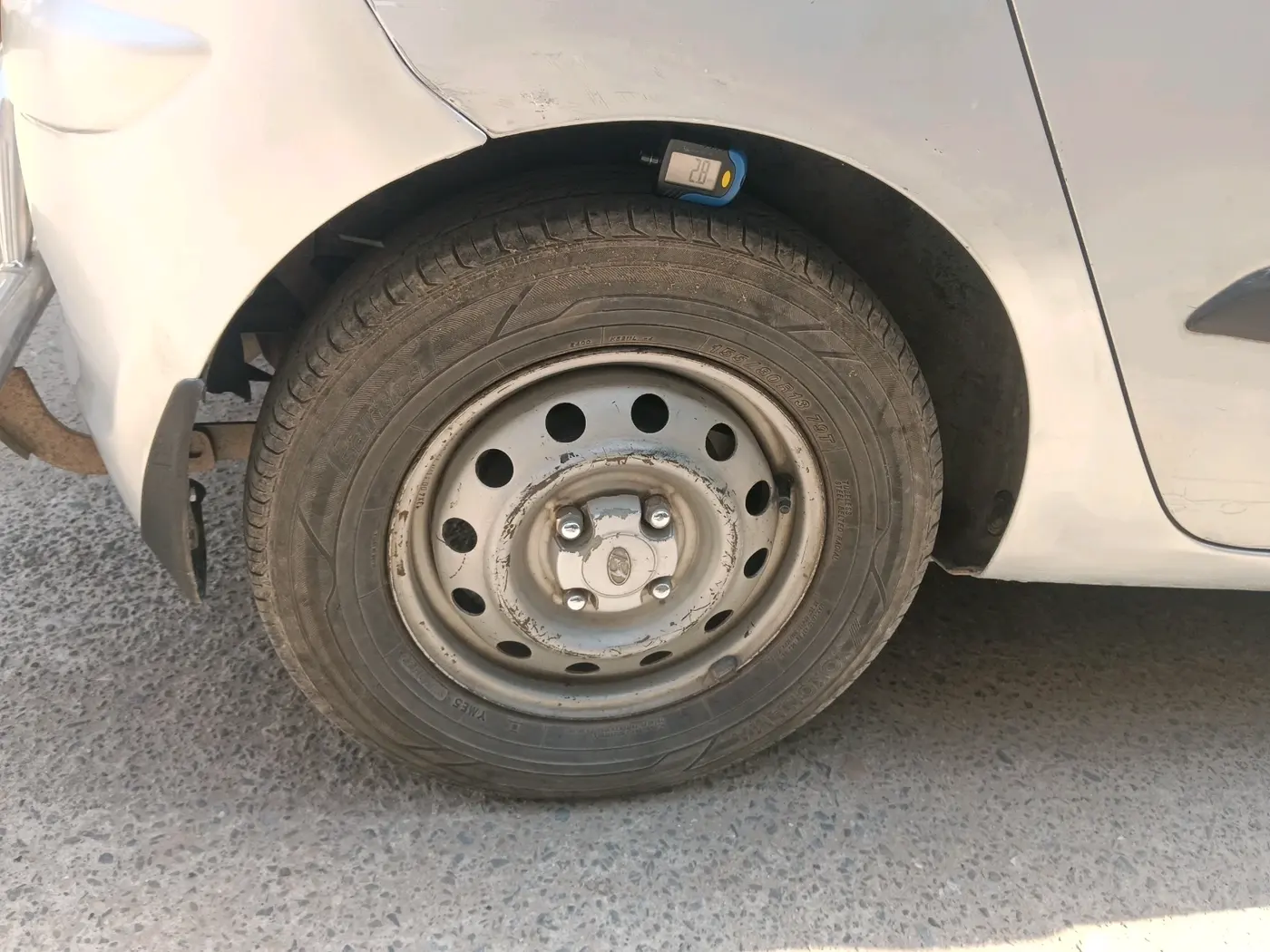 2013 Hyundai i10 ERA 1.1, CNG, Manual, 1,29,488 km, tyre