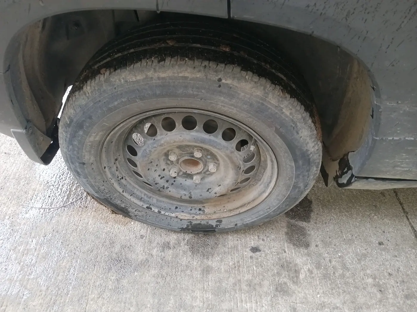 2023 Maruti BREZZA LXI S- CNG, CNG, Manual, 74,195 km, tyre