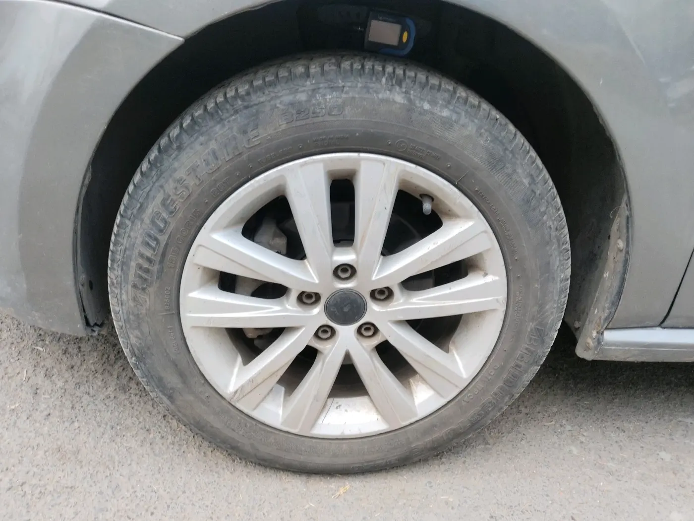 2013 Volkswagen Polo HIGHLINE1.2L, Petrol, Manual, 1,41,542 km, tyre