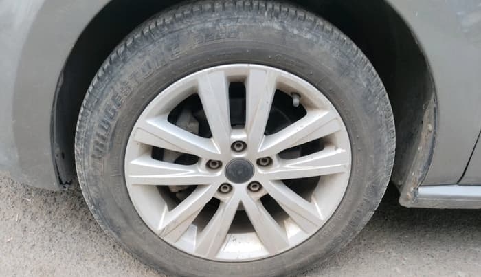 2013 Volkswagen Polo HIGHLINE1.2L, Petrol, Manual, 1,41,542 km, tyre