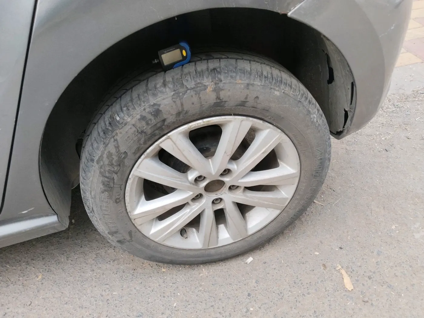 2013 Volkswagen Polo HIGHLINE1.2L, Petrol, Manual, 1,41,542 km, tyre