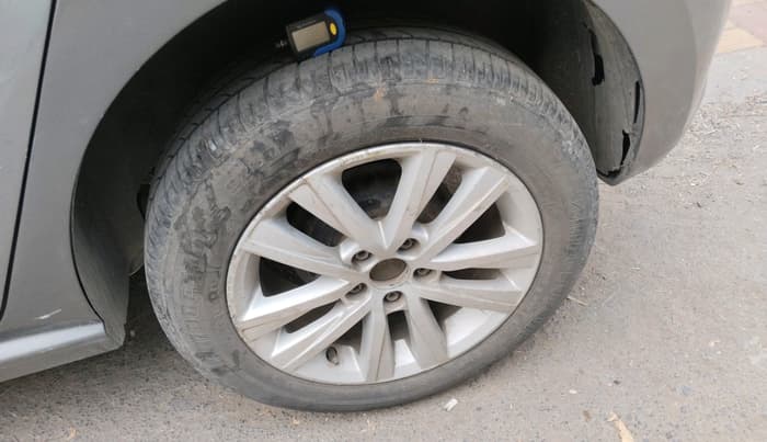 2013 Volkswagen Polo HIGHLINE1.2L, Petrol, Manual, 1,41,542 km, tyre