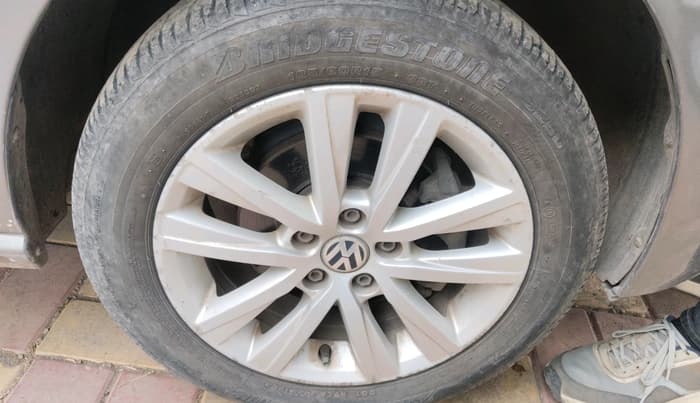 2013 Volkswagen Polo HIGHLINE1.2L, Petrol, Manual, 1,41,542 km, tyre