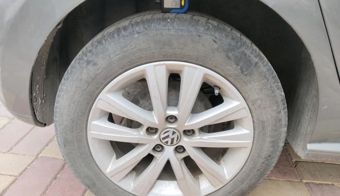 2013 Volkswagen Polo HIGHLINE1.2L, Petrol, Manual, 1,41,542 km, tyre
