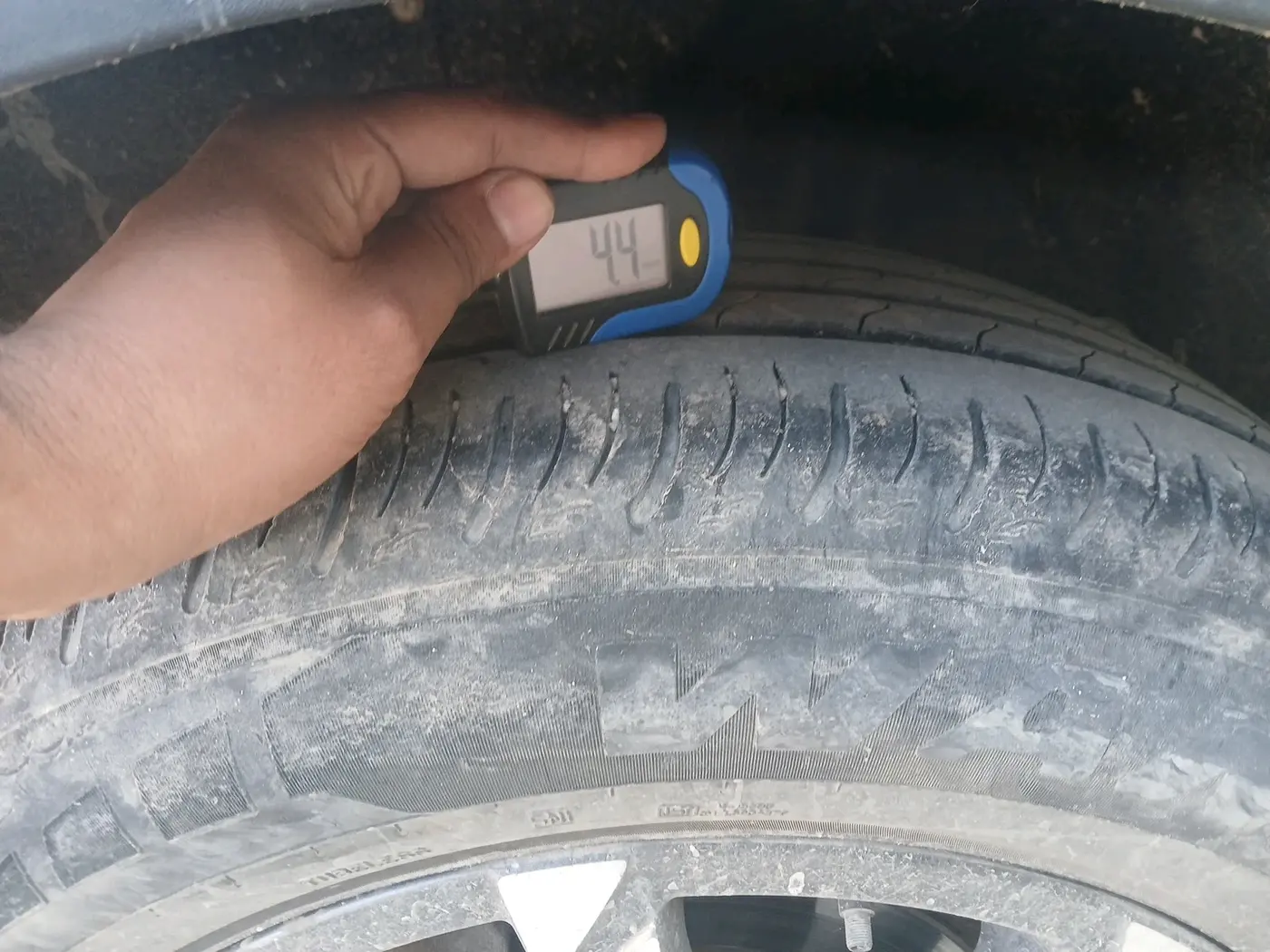 2022 Mahindra XUV700 AX 7 P AT 7 STR, Petrol, Automatic, 21,772 km, tyre