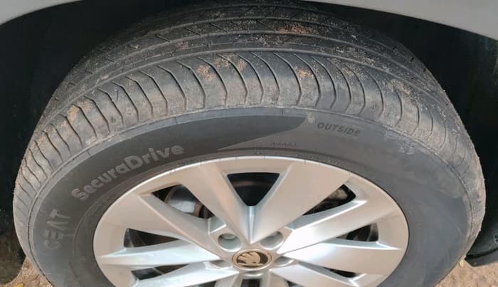 2025 Skoda Kylaq Signature AT, Petrol, Automatic, 7,051 km, tyre