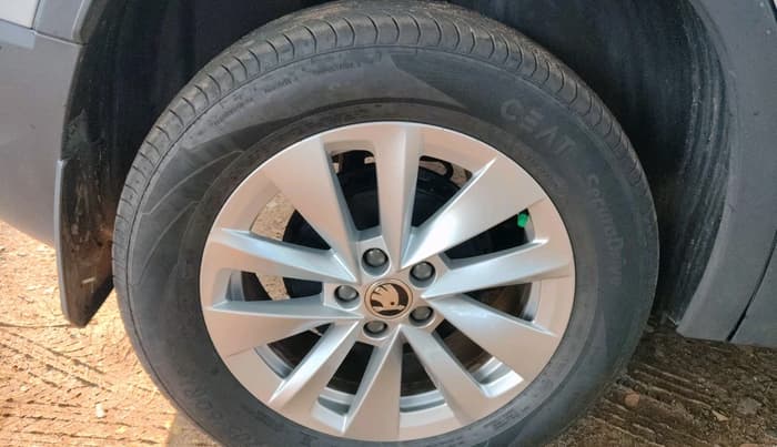 2025 Skoda Kylaq Signature AT, Petrol, Automatic, 7,051 km, tyre