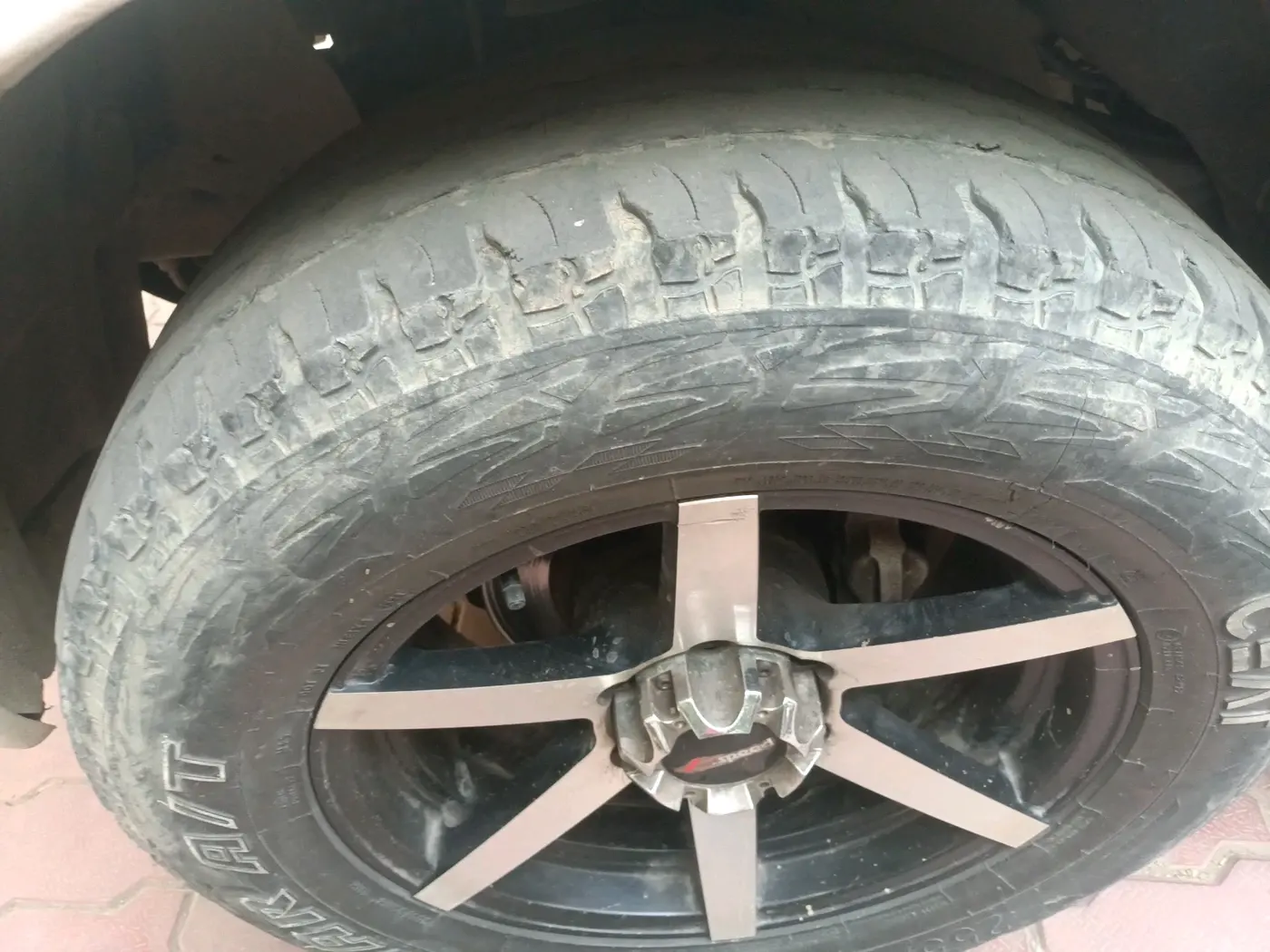 2013 Toyota Fortuner 3.0 4X2 AT, Diesel, Automatic, 1,83,244 km, tyre