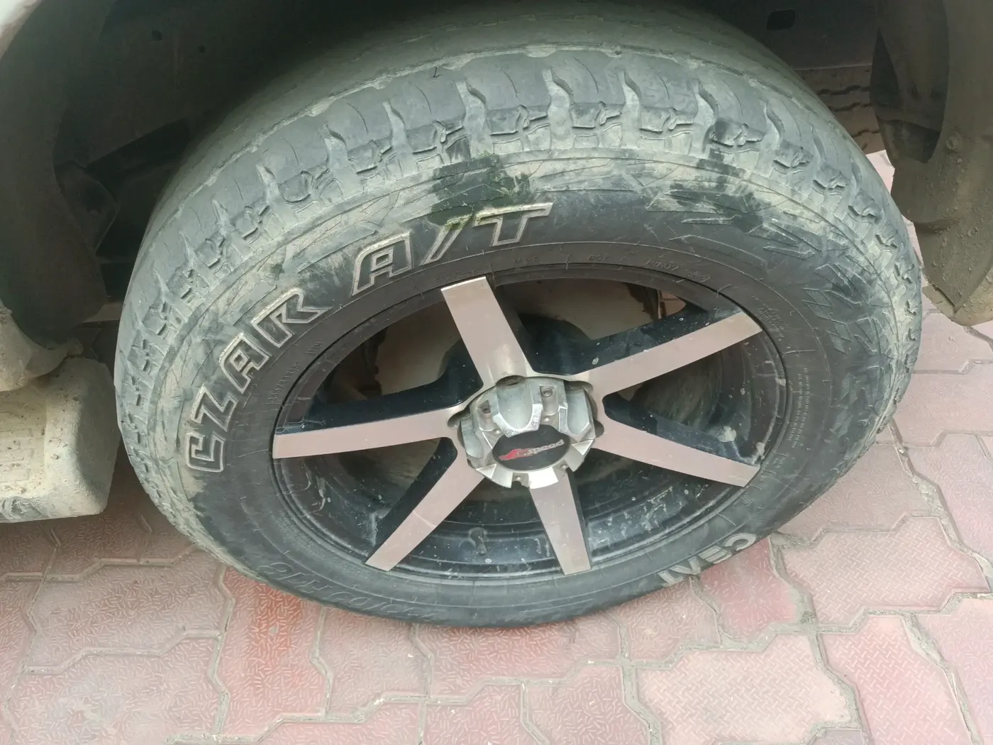 2013 Toyota Fortuner 3.0 4X2 AT, Diesel, Automatic, 1,83,244 km, tyre