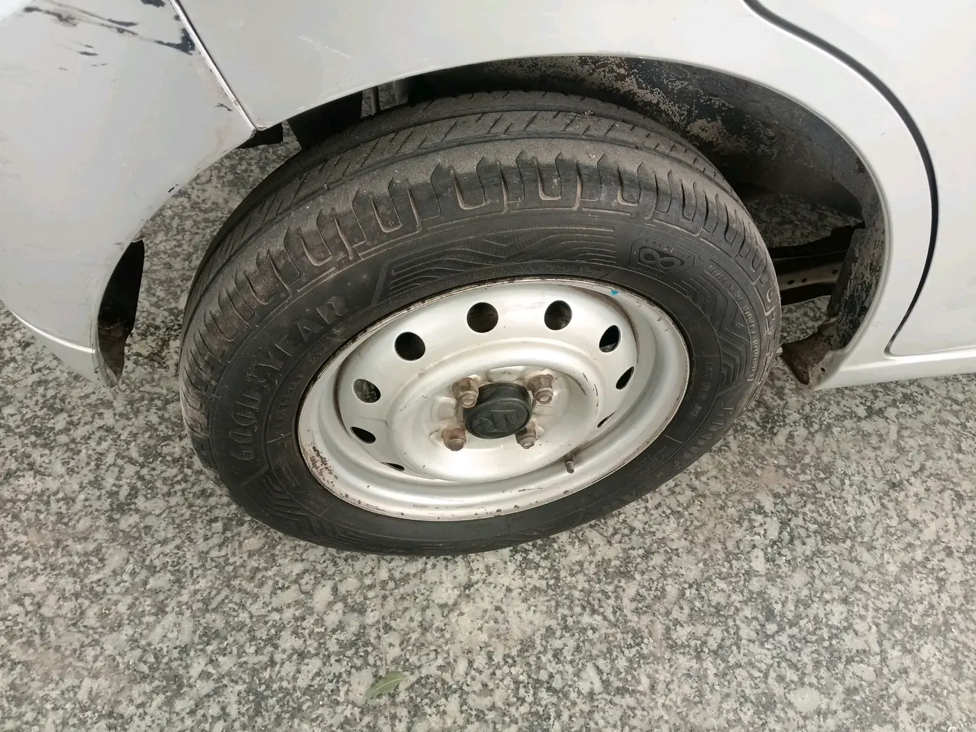 2011 Maruti Wagon R 1.0 LXI CNG, CNG, Manual, 2,32,501 km, tyre