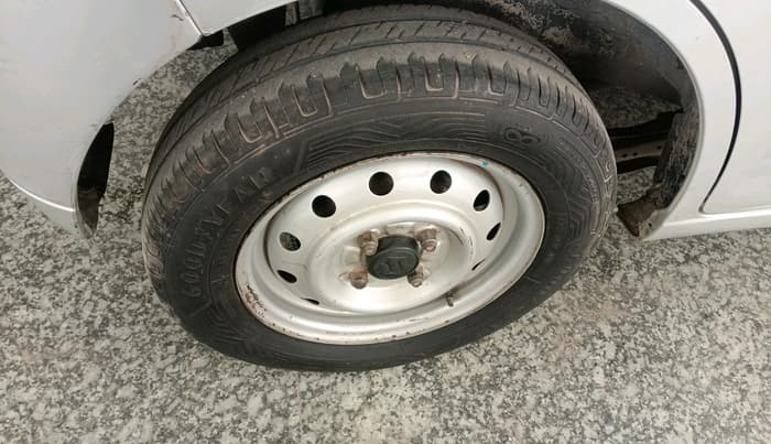 2011 Maruti Wagon R 1.0 LXI CNG, CNG, Manual, 2,32,501 km, tyre
