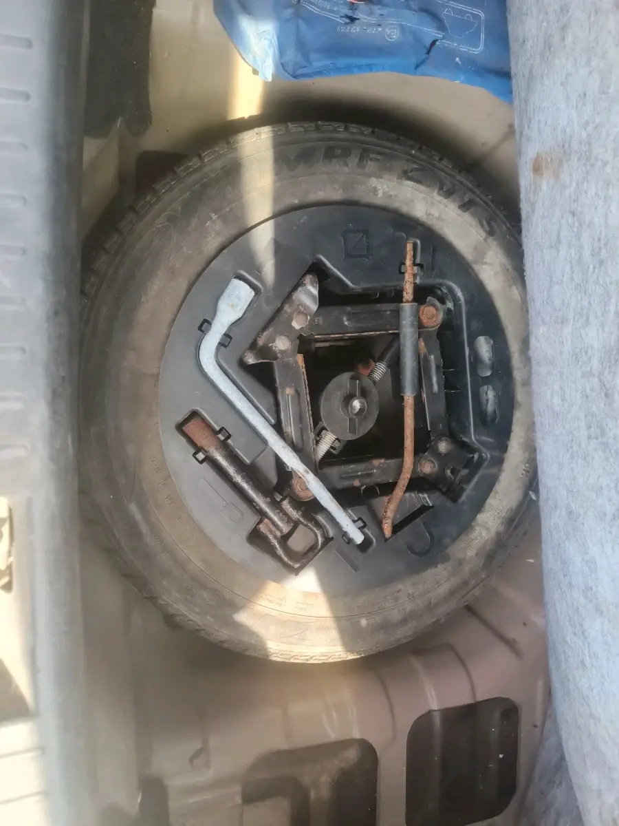 2016 Mahindra Kuv100 K6 PLUS 6 STR, Petrol, Manual, 51,048 km, tyre