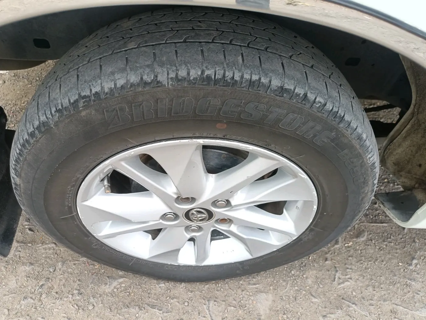 2017 Toyota Innova Crysta 2.4 VX 8 STR, Diesel, Manual, 2,84,187 km, tyre