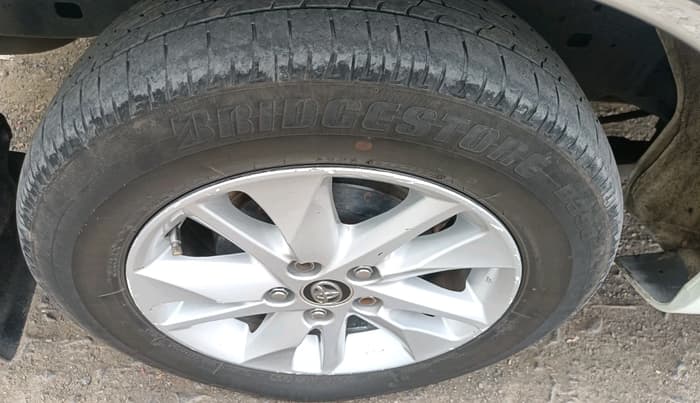 2017 Toyota Innova Crysta 2.4 VX 8 STR, Diesel, Manual, 2,84,187 km, tyre