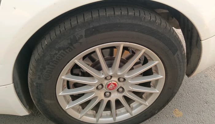 2014 Jaguar XF 2.2 DIESEL LUXURY, Diesel, Automatic, 1,01,685 km, tyre