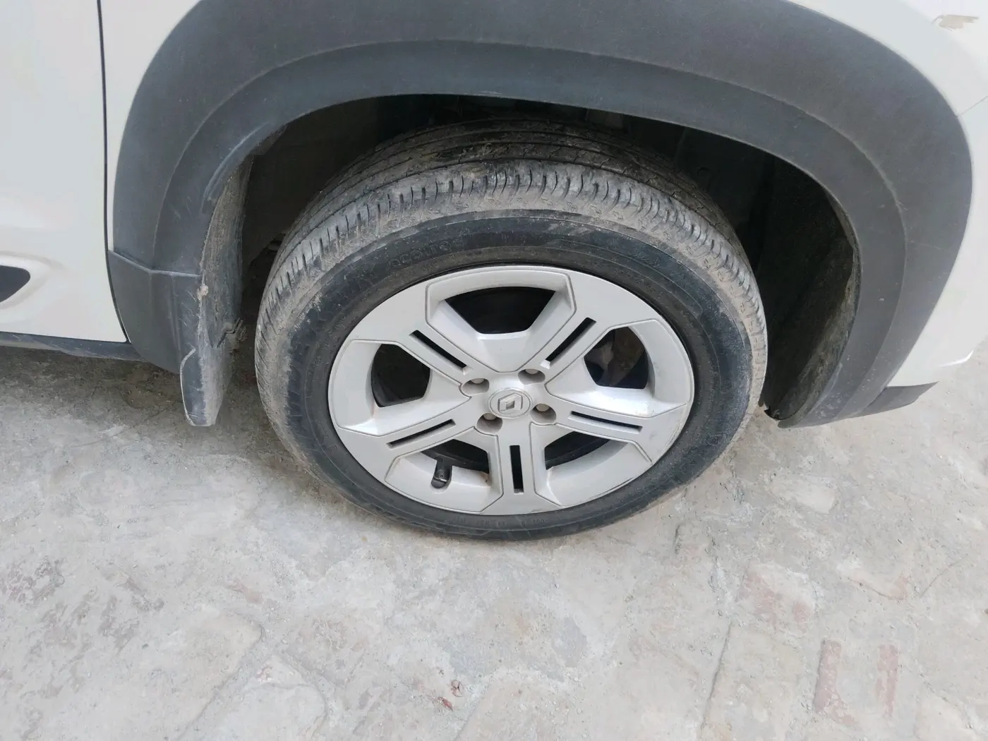 2021 Renault Kiger RXT MT, CNG, Manual, 20,200 km, tyre