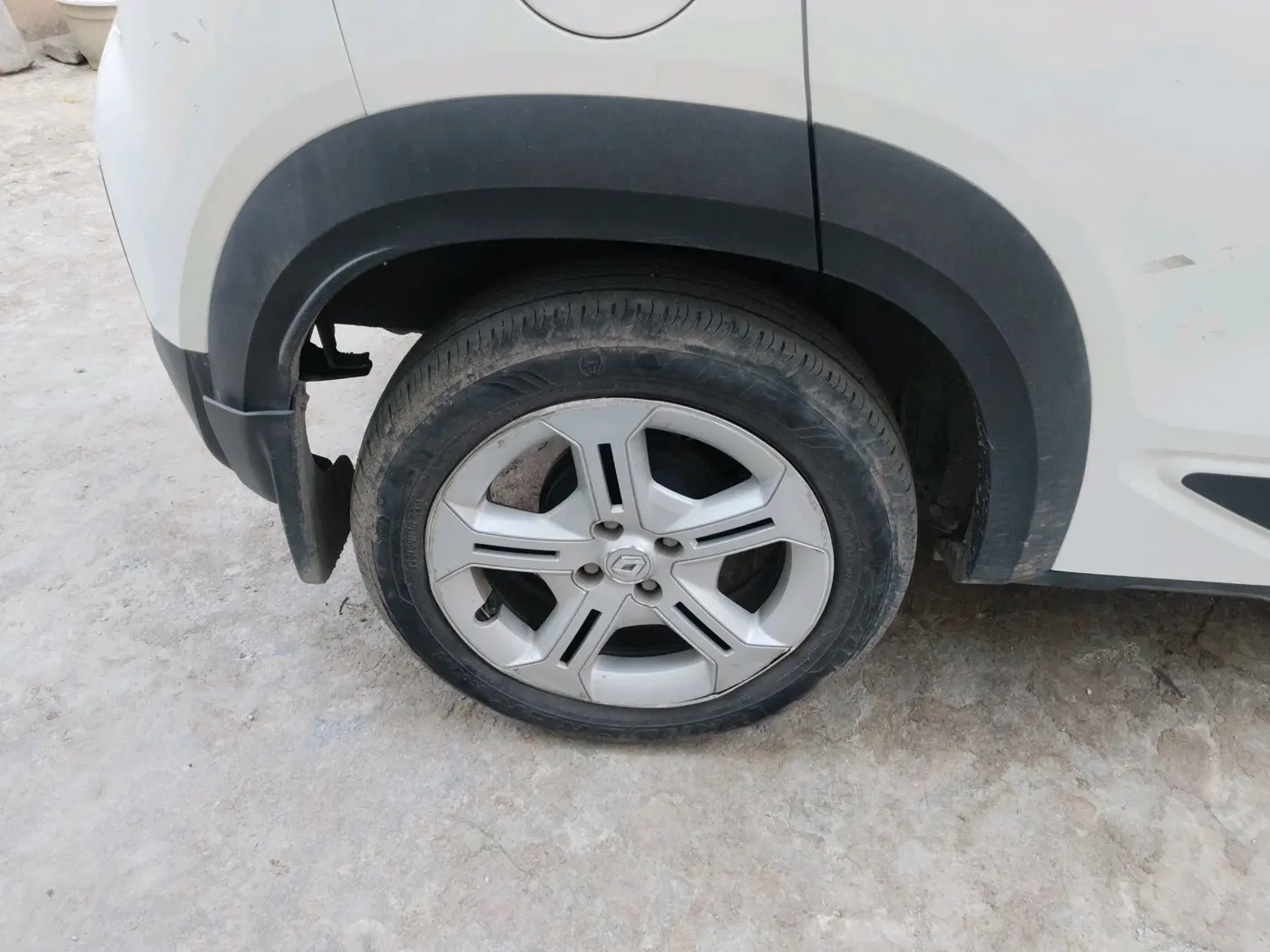 2021 Renault Kiger RXT MT, CNG, Manual, 20,200 km, tyre