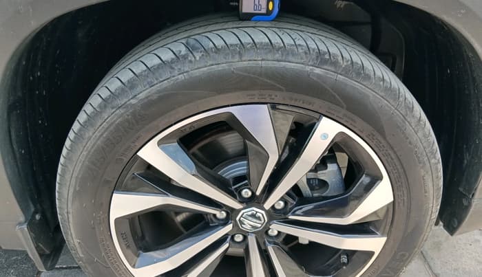 2025 MG HECTOR PLUS SAVVY PRO 1.5 TURBO CVT 6 STR, Petrol, Automatic, 5,302 km, tyre