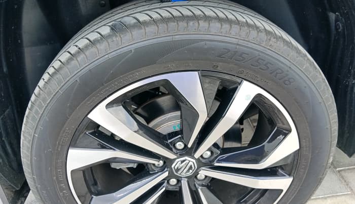 2025 MG HECTOR PLUS SAVVY PRO 1.5 TURBO CVT 6 STR, Petrol, Automatic, 5,302 km, tyre
