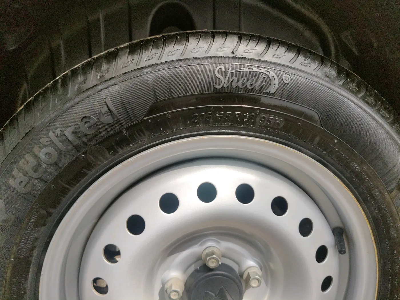 2023 Mahindra XUV300 W4 1.2 PETROL, Petrol, Manual, 13,567 km, tyre