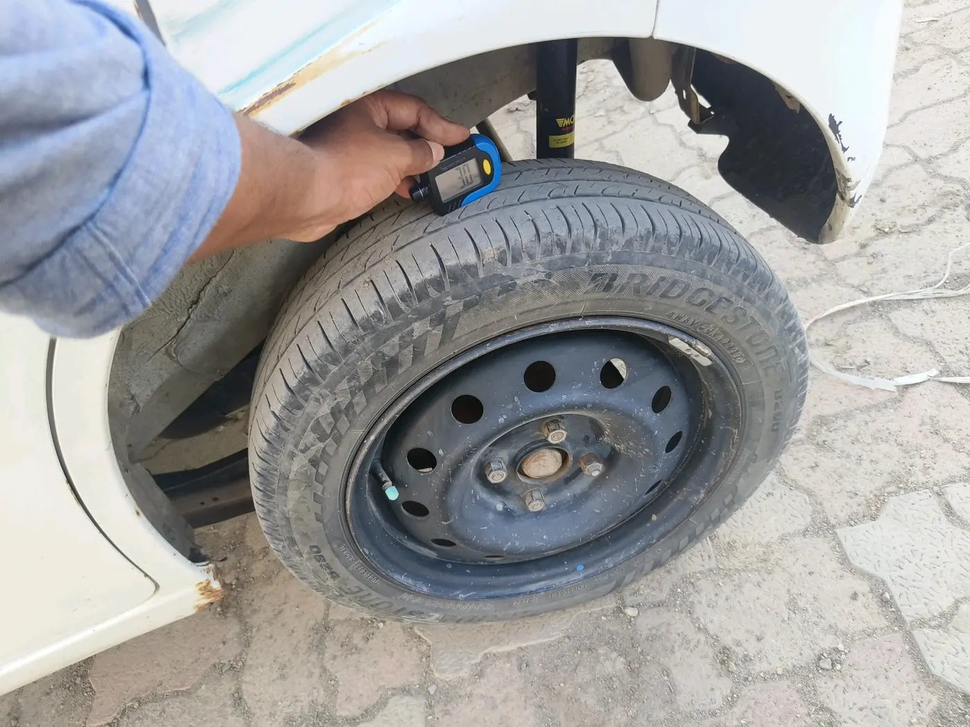 2012 Maruti Wagon R 1.0 LXI, CNG, Manual, 1,31,689 km, tyre
