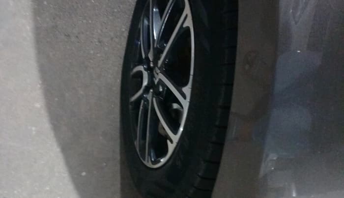 2022 Maruti Swift ZXI PLUS AMT DUAL TONE, Petrol, Automatic, 60,328 km, tyre