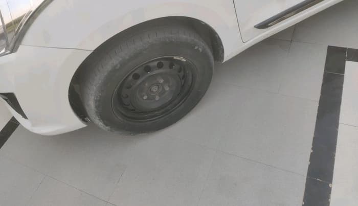2013 Maruti Ertiga VXI, CNG, Manual, 1,15,000 km, tyre
