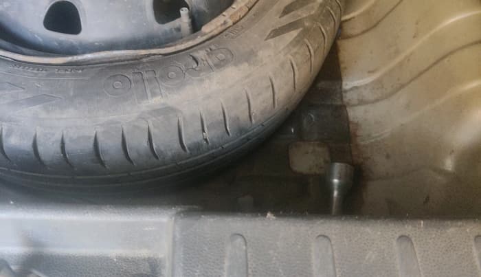 2015 Maruti Alto K10 VXI, Petrol, Manual, 95,941 km, tyre