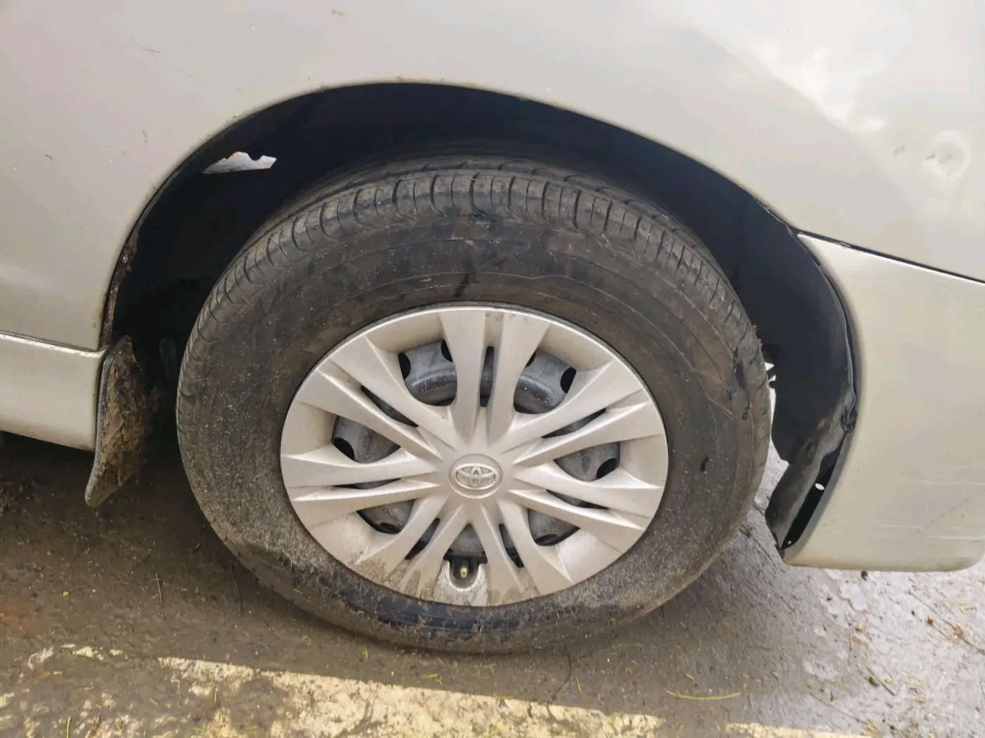 2014 Toyota Innova 2.5 GX 7 STR, Diesel, Manual, 94,385 km, tyre
