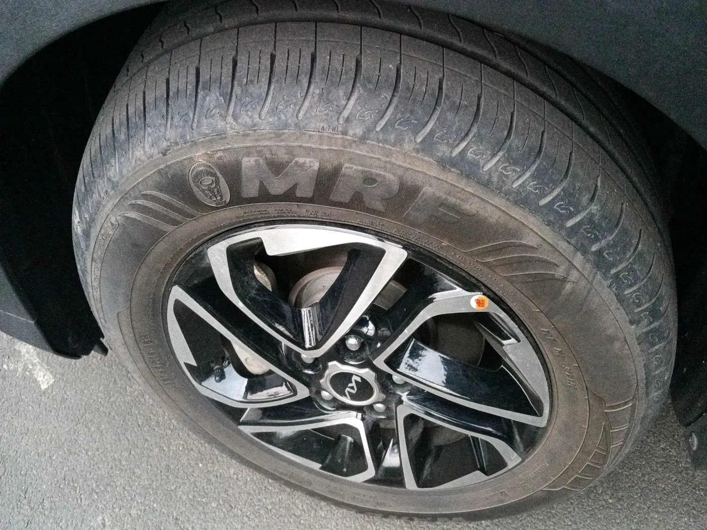 2023 KIA CARENS LUXURY PLUS 1.5 IMT PETROL, Petrol, Manual, 33,521 km, tyre