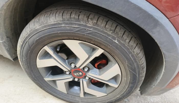 2021 KIA SONET HTK PLUS 1.5 AT, Diesel, Automatic, 1,05,952 km, tyre
