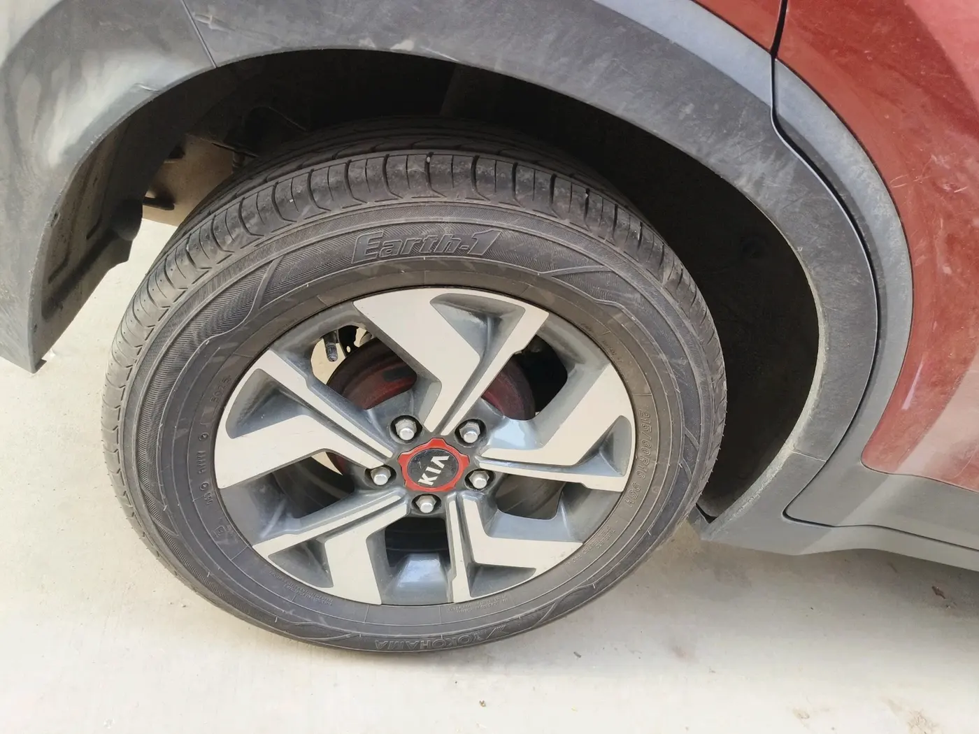 2021 KIA SONET HTK PLUS 1.5 AT, Diesel, Automatic, 1,05,952 km, tyre