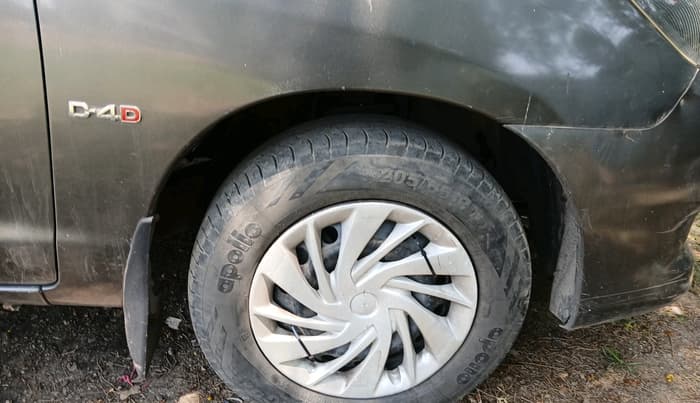 2009 Toyota Innova 2.5 G2, Diesel, Manual, 4,90,021 km, tyre