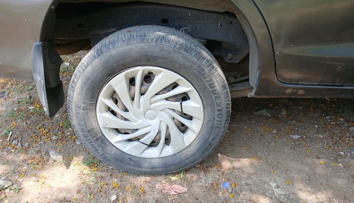 2009 Toyota Innova 2.5 G2, Diesel, Manual, 4,90,021 km, tyre